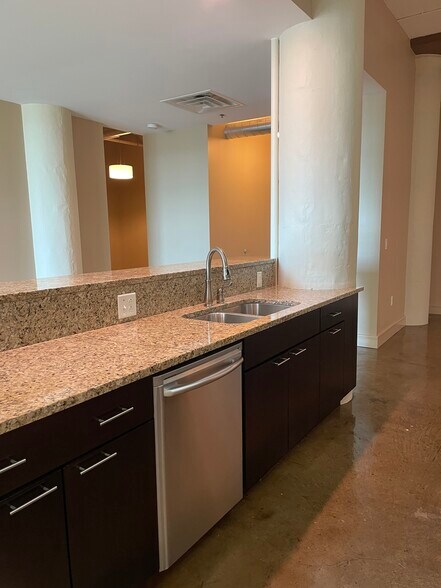 Kitchen island - 95 Perry St