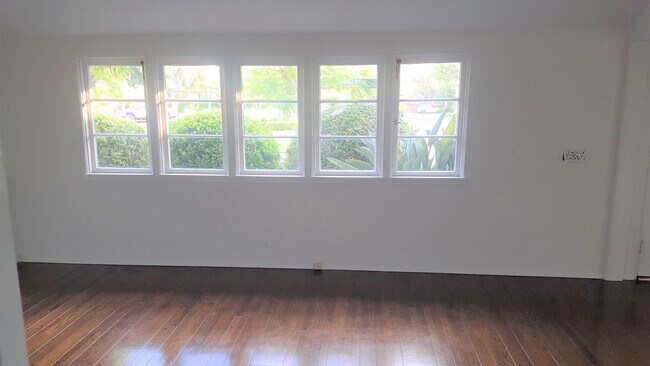 Building Photo - 8533 Rosewood Ave