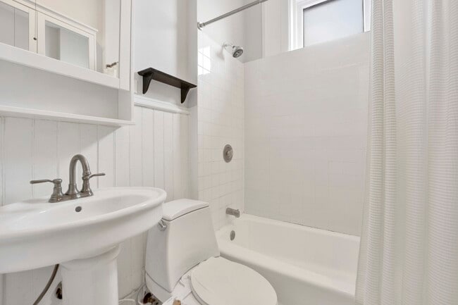 Building Photo - 825 W Armitage Ave