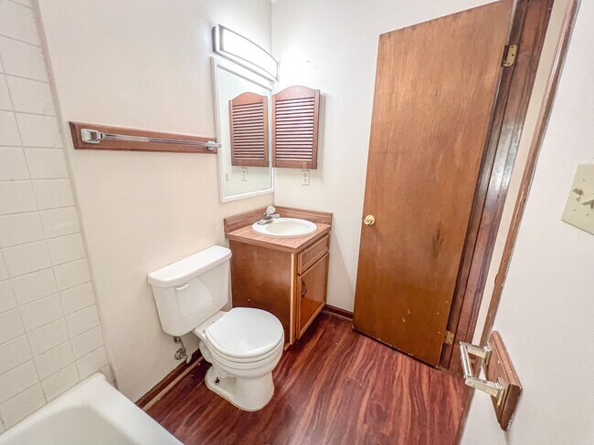 Building Photo - Peaceful 2 bedroom off Lake Jackson