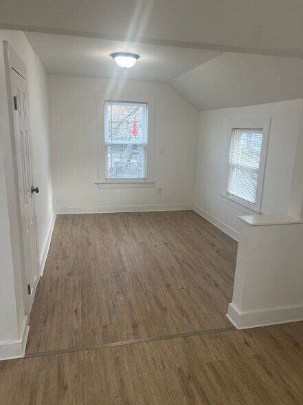 Building Photo - 405 Park St