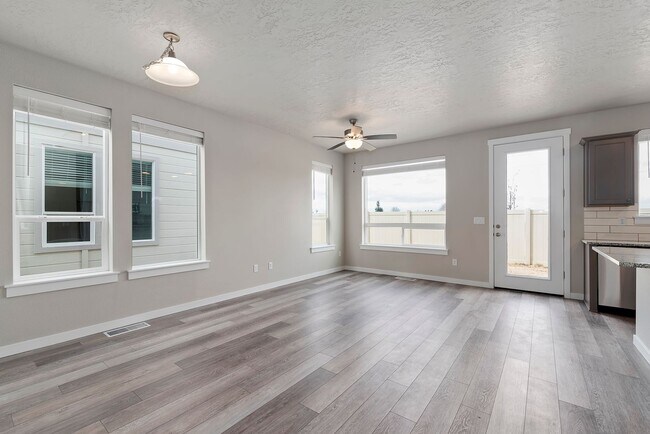Building Photo - Charming & Modern Townhouse in Meridian!
