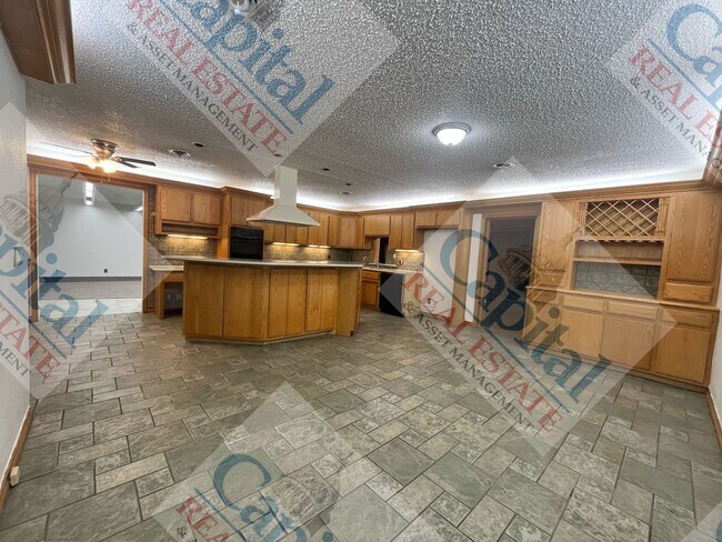 Building Photo - Spacious 2 Bedroom W/ Bonus Room