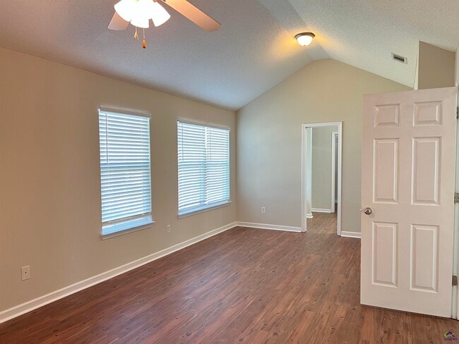 Building Photo - 401 Timberwind Dr
