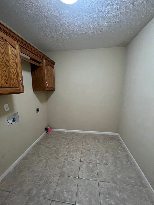 Building Photo - Great location in Nixa 3 bedroom 2 full bathrooms