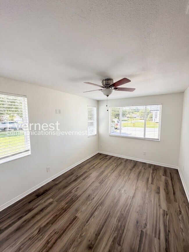 Building Photo - 4 Bed/2.5 Bath Home with Detached Garage / Available Now!