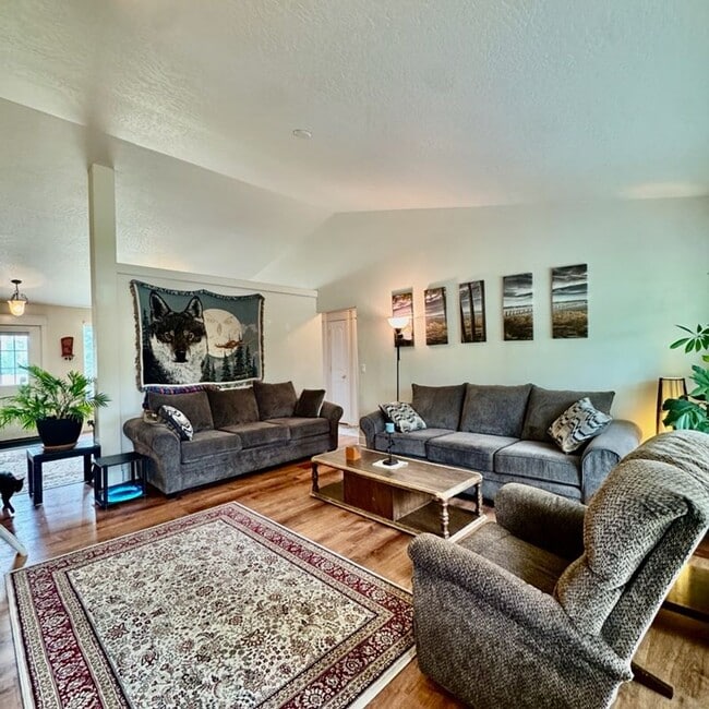 Building Photo - Cute 3 bed 2 bath unit for rent!