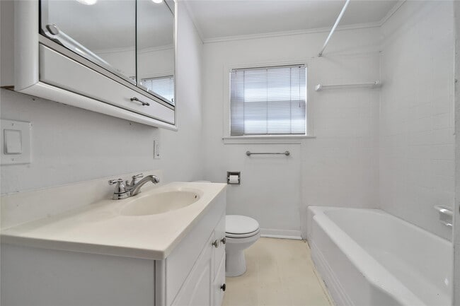 Building Photo - 504 N Magnolia Dr