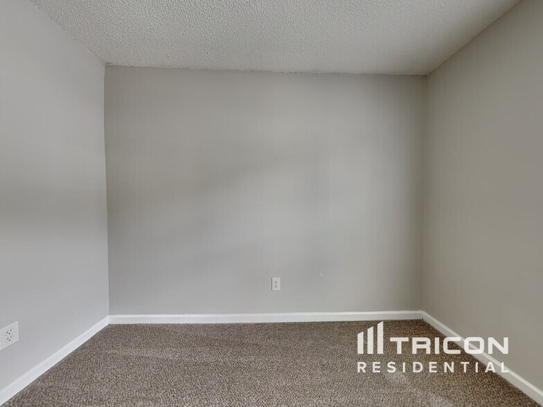 Building Photo - 372 River Trace Dr