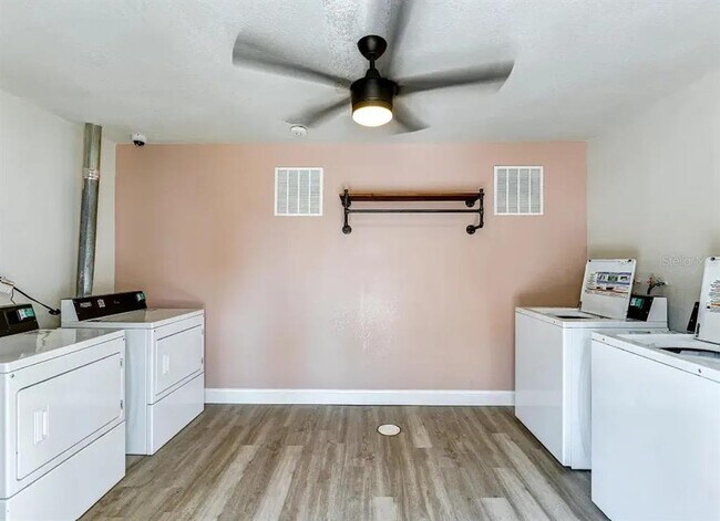 Building Photo - 9901 Aquarius Dr