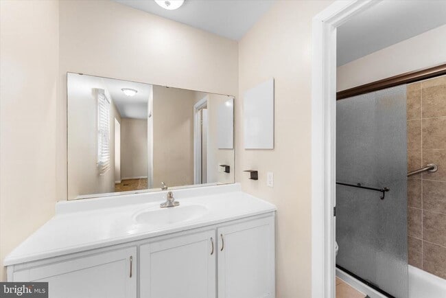 Building Photo - 5052 Cliffhaven Dr