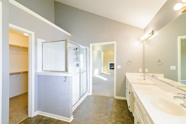 Building Photo - Gorgeous 4 Bedroom home in Blue Valley Schools