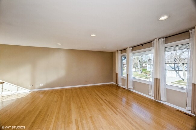 Building Photo - 829 Pinehurst Ln