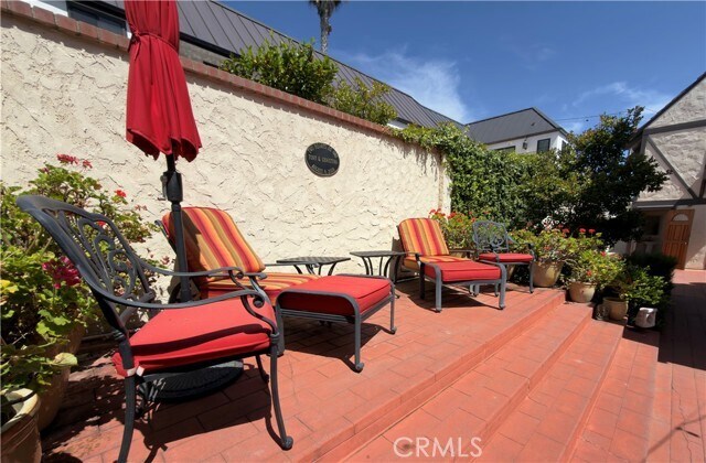 Building Photo - 327 Aster St