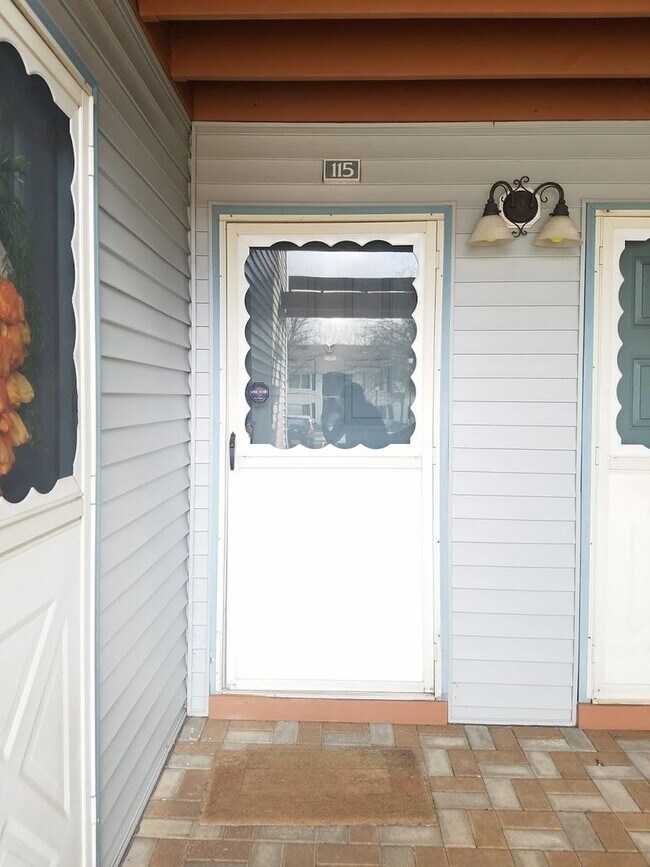 Building Photo - Centrally located, elegantly updated 2-bed...