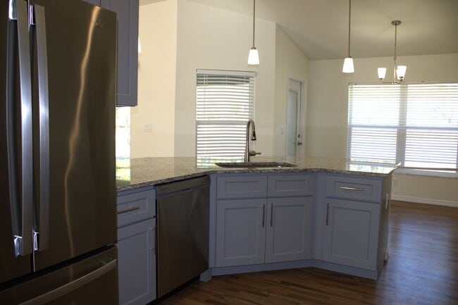 Building Photo - 3/2/2 in Royal Highlands