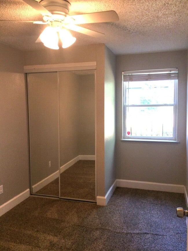 Building Photo - Lovely 3 Bdrm+ -  2 story home in Tacoma! ...