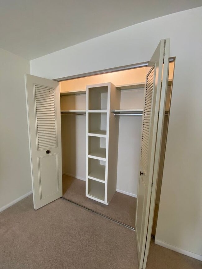 Building Photo - 3 Bedroom Townhome