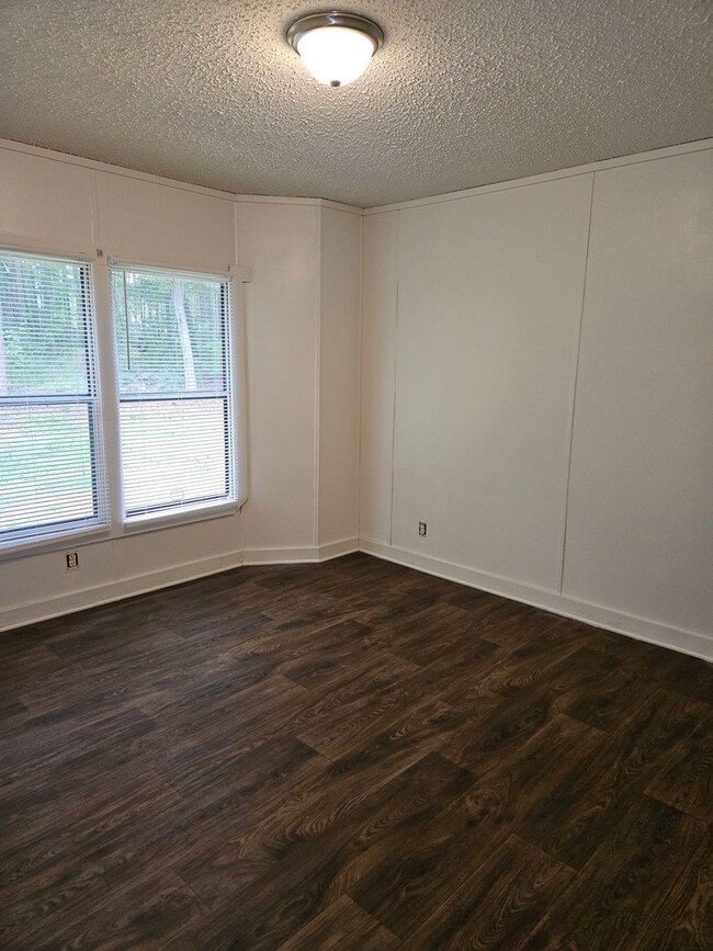 Building Photo - Beautiful Fully Remodeled Three Bed Two Ba...