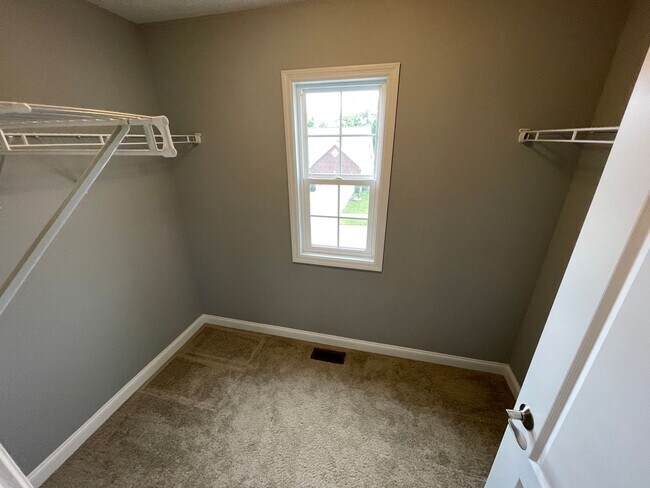 Building Photo - Large Home East Jefferson For Rent