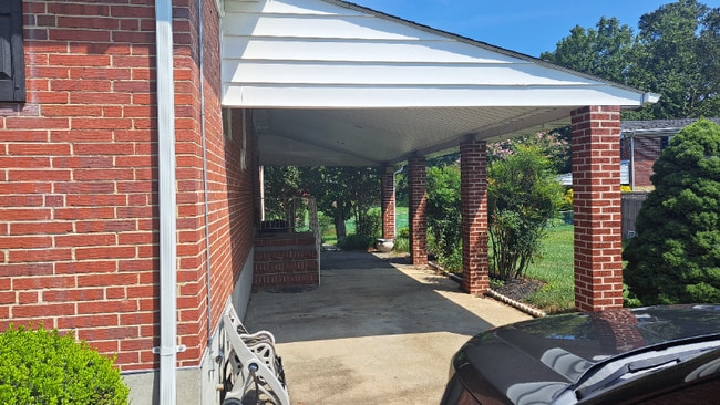 Building Photo - 1221 Ridgeshire Rd