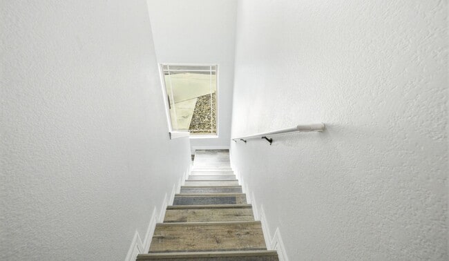 Building Photo - New Rental! Updated 3-bedroom/2 bath town home