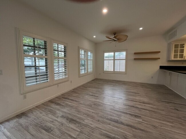 Building Photo - OB Beach House! 3 Bed 2.5 Bath A Block From the Water