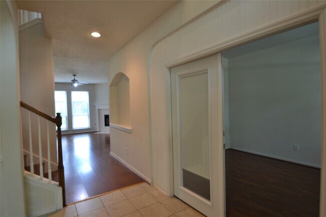 Building Photo - 12110 Laurel Ct