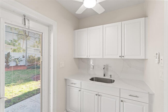 Building Photo - 2616 Middle River Dr