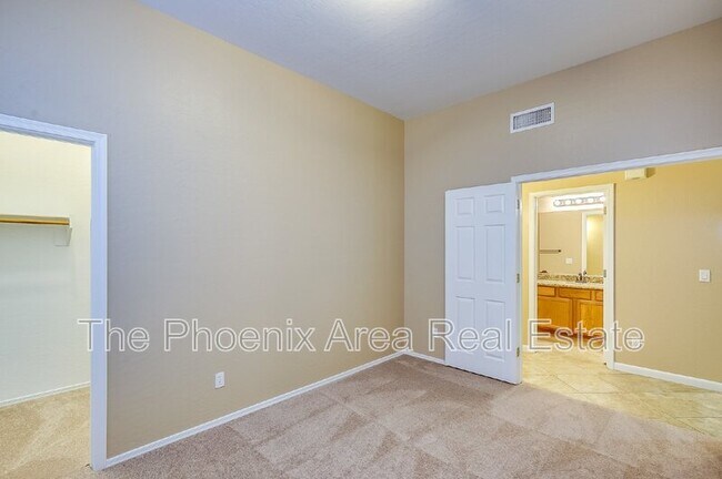 Building Photo - 940 S Silverado St