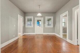 Building Photo - 1206 S Rockford Ave