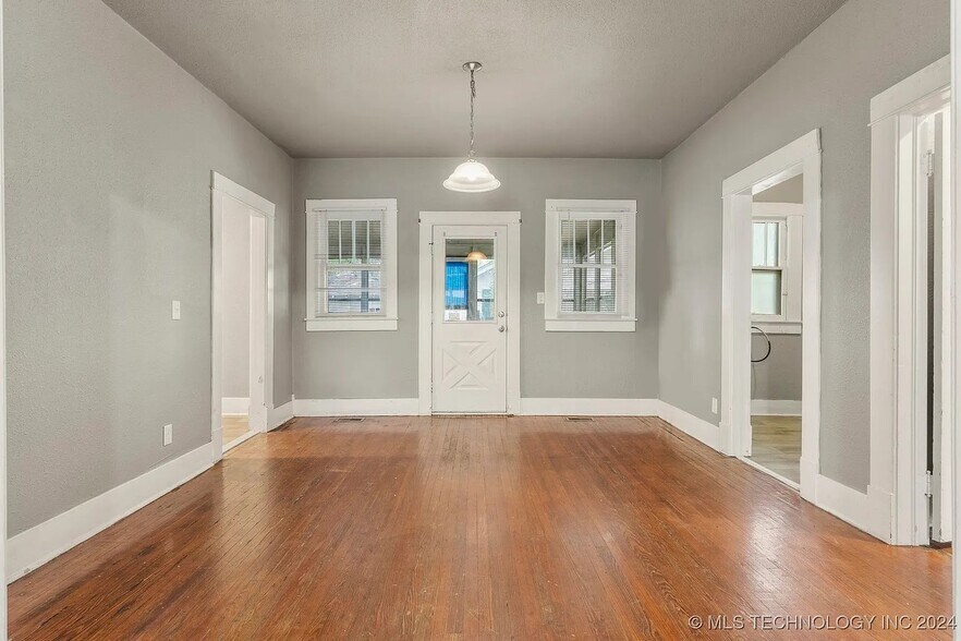 Building Photo - 1206 S Rockford Ave