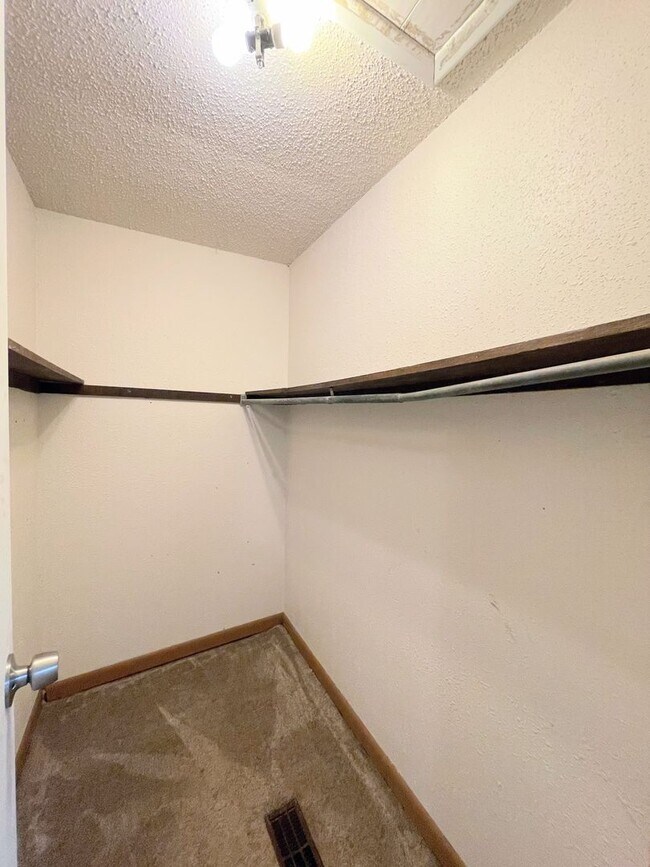 Building Photo - 3 Bed, 2 Bath in South Hutchinson