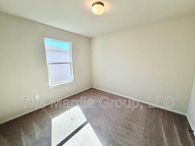 Building Photo - 2006 Hummingbird St