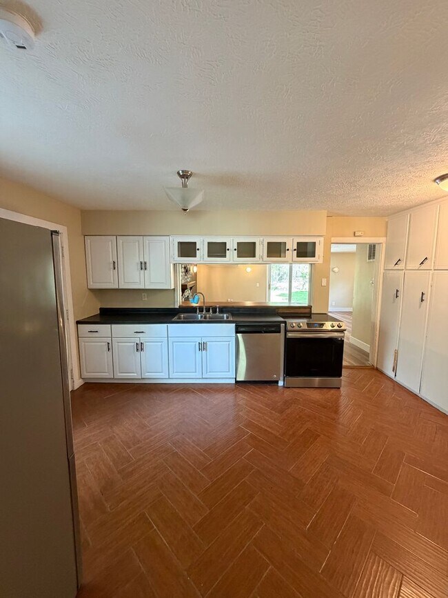 Building Photo - Secluded & Charming 3BR/1BA in Lansing — Section 8 Approved