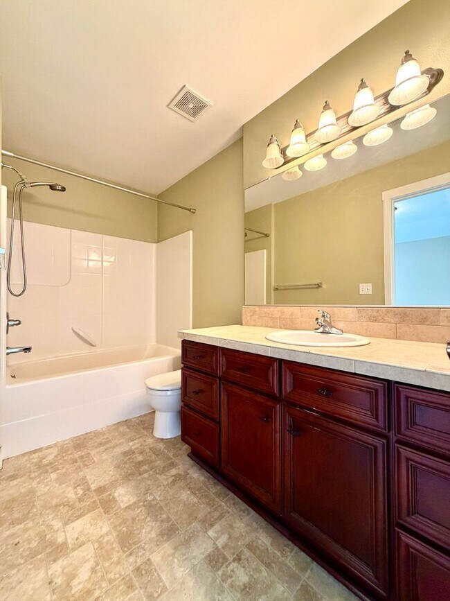 Building Photo - Sophisticated Beaverton Townhome with Mult...