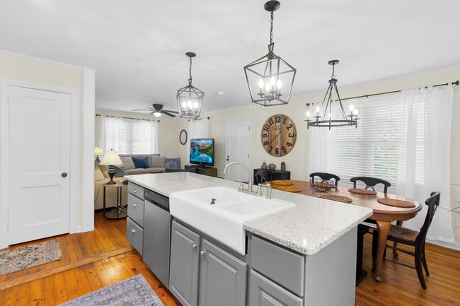 Building Photo - 604 9th St