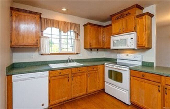 Building Photo - PRELEASING: 4 bdrm/1.5 bath house near WWU Park-N-Ride