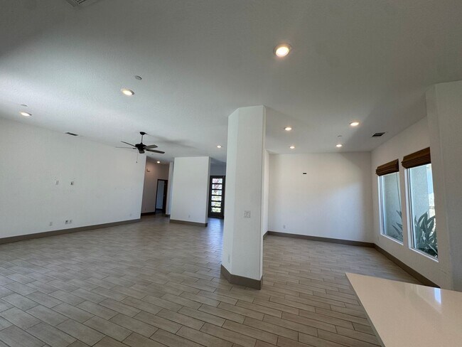Building Photo - 2637 W Andrew Ln