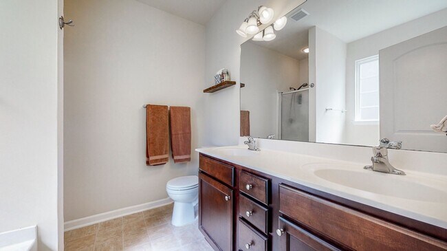 Building Photo - 3 bedrooms, 2 bathrooms in the City of Ric...