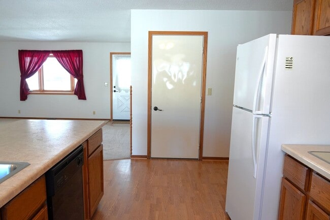 Building Photo - 2 Bedroom, 2 Bath Home