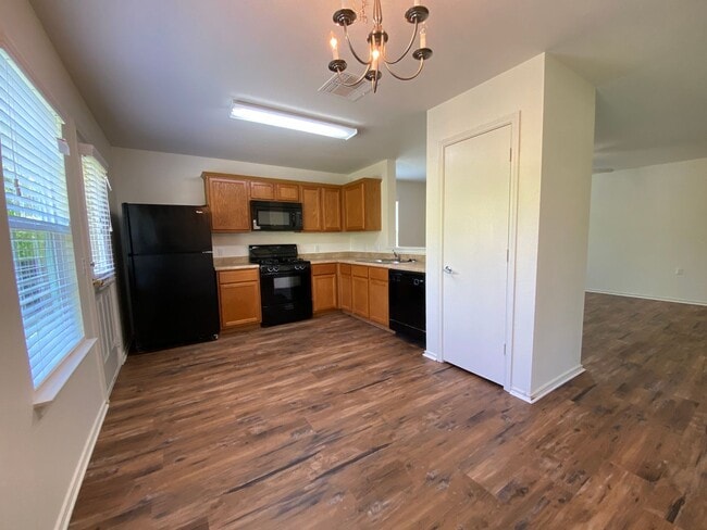 Building Photo - 4 Bedroom in Thaxton Place