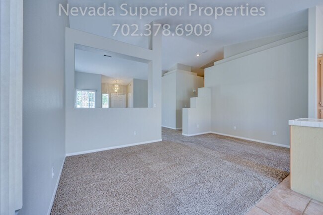 Building Photo - SE Single Story 3 Bedroom Home!!! Low Main...