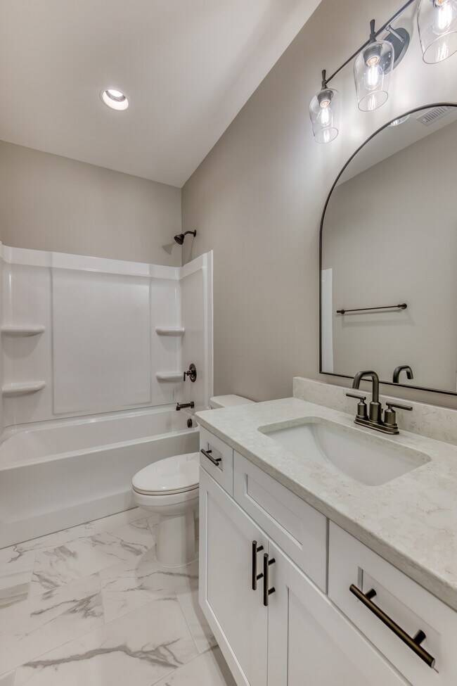 Building Photo - 319 Monroe Dr