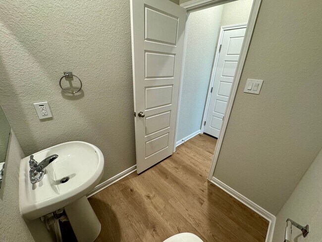 Building Photo - Stunning 4x2.5 Luxury Duplex in Buda, TX!