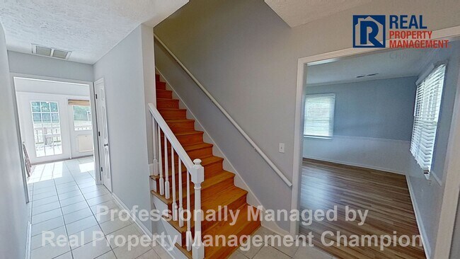 Building Photo - Charming Home Backing up to Arrowhead Park...