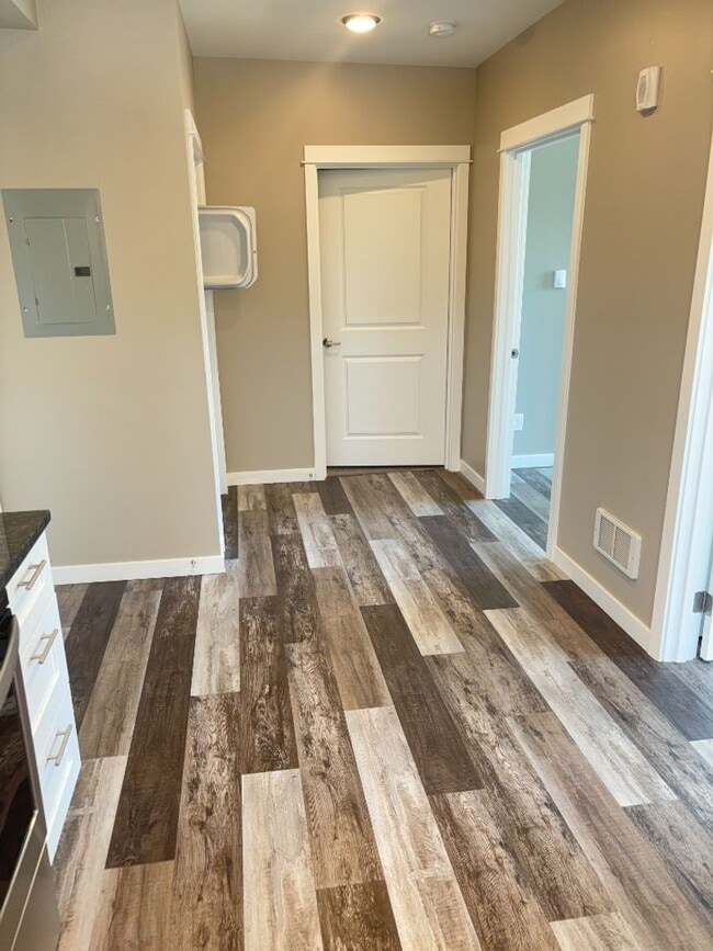 Building Photo - 2 Bed 1 Bath Coming Available in Samish Station Apartments!