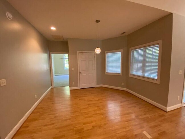 Building Photo - 3 Bedroom, 2 bath home in North Shore Comm...