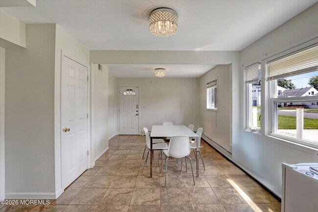 Building Photo - 265 Norgrove Ave