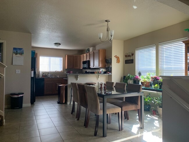Building Photo - Lots of Great Light in this End Townhome